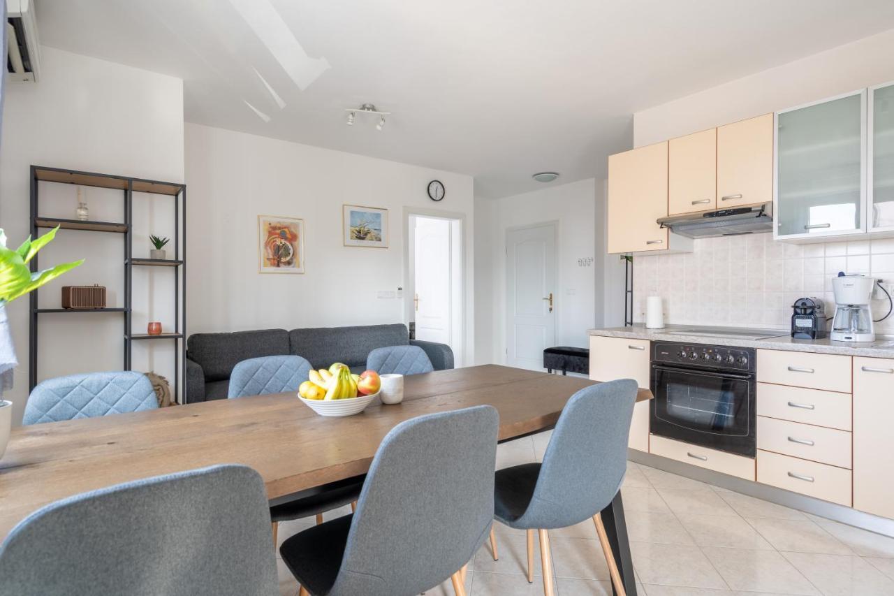 Charmante Wohnung Fusslaeufig Zum Meer In Funtana Bagian luar foto