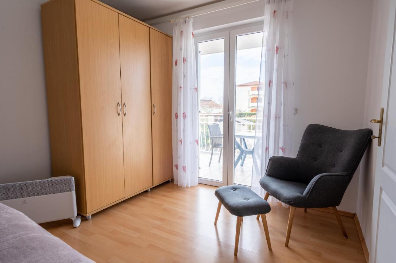 Charmante Wohnung Fusslaeufig Zum Meer In Funtana Bagian luar foto