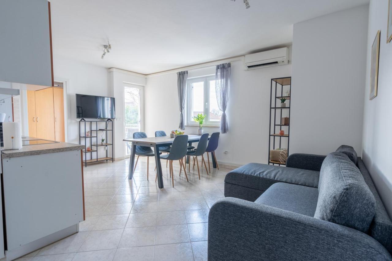Charmante Wohnung Fusslaeufig Zum Meer In Funtana Bagian luar foto